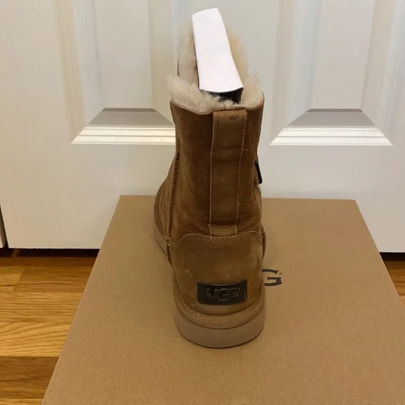 Ugg Renley Boot in Water Resistant Chestnut with Treadlite Sole